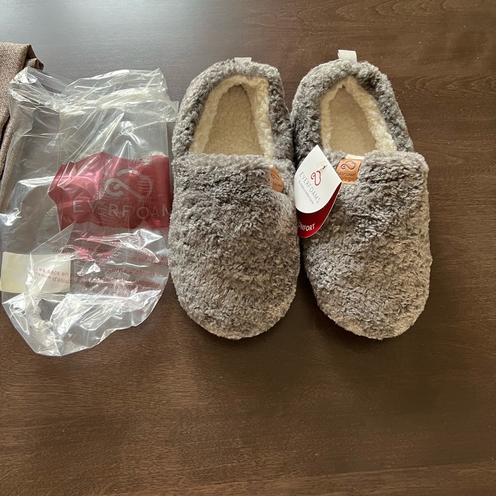 EverFoam Women’s Gray Faux Shearling Slippers, size 7-8